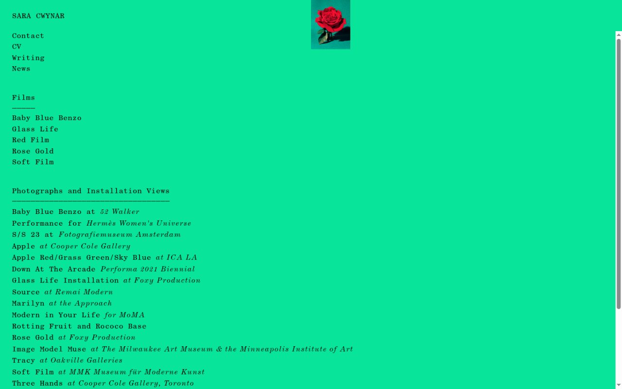 Startseite von saracwynar.com: leuchtend grüner Hintergrund, schwarze Monospace-Schrift, links Name Sara Cwynar, darunter Kontakt, CV, Writing, News und Werklisten, oben ein kleines Rosenfoto.
