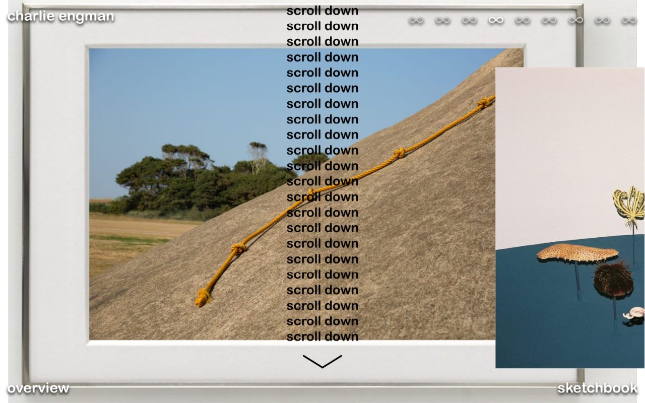 Startseite von charlieengman.com: heller Grund, mittig ein gerahmtes Foto auf Passepartout mit überlappendem zweiten Bild, vertikale Spalte mit der Wiederholung scroll down.