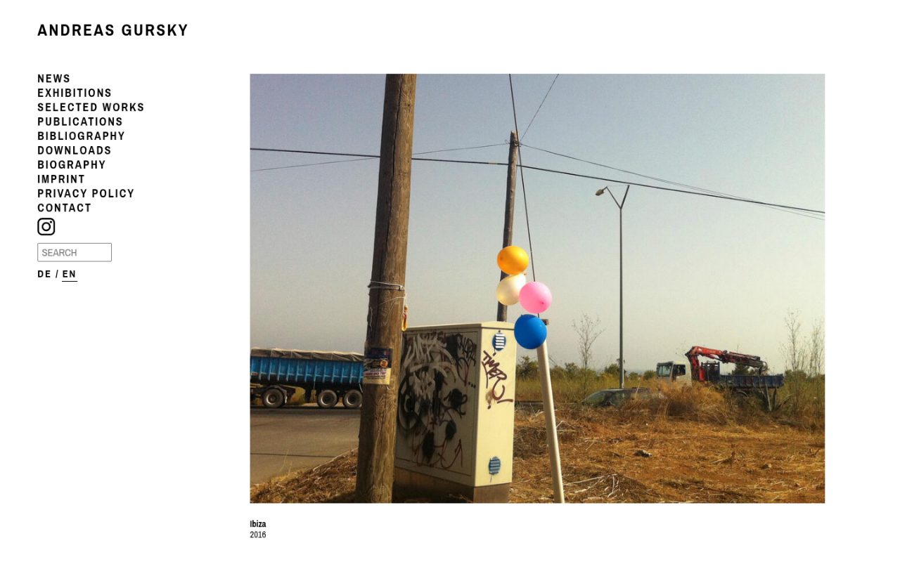 Startseite von andreasgursky.com: links vertikale Navigation in Versalien, rechts ein großes Querformatfoto mit Bildunterschrift Ibiza 2016.