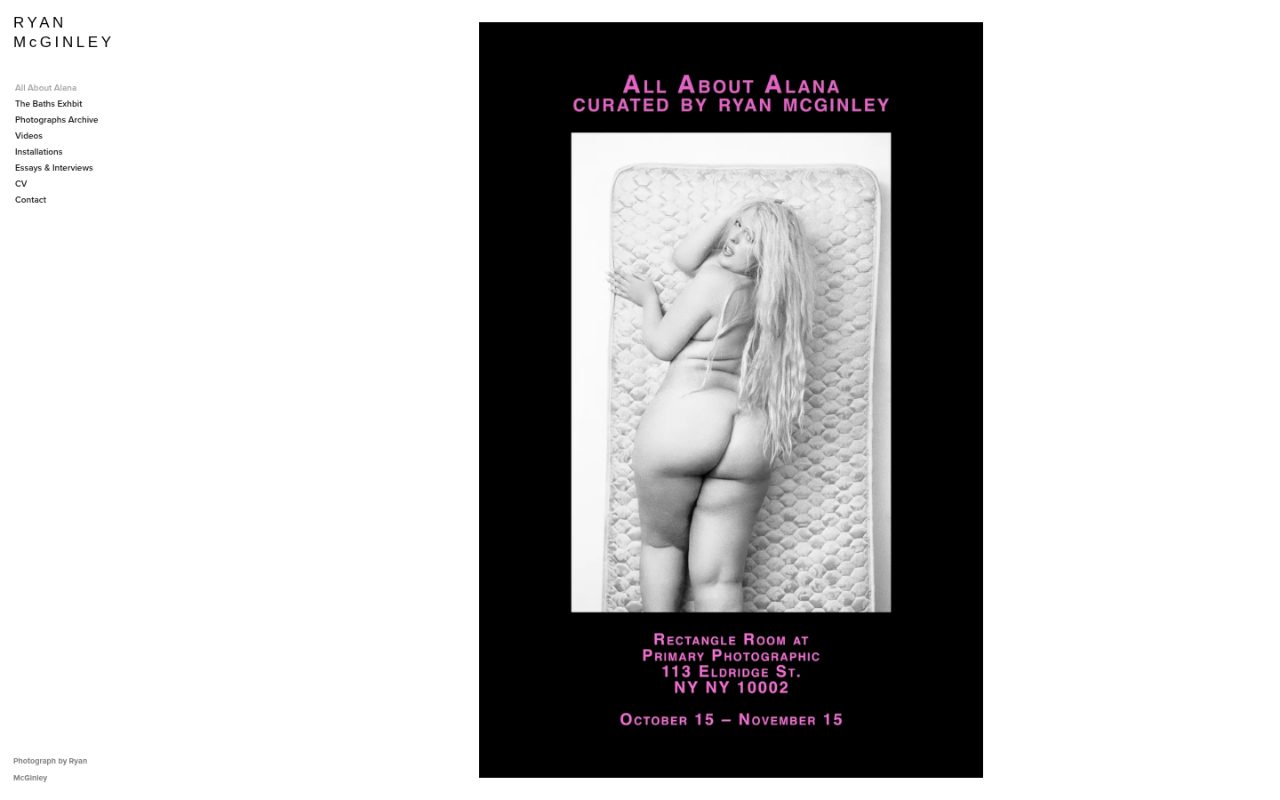 Startseite von ryanmcginley.com: links Name und vertikale Navigationsliste, rechts ein schwarzes Hochformatplakat mit pinker Typografie und Schwarzweißfoto.