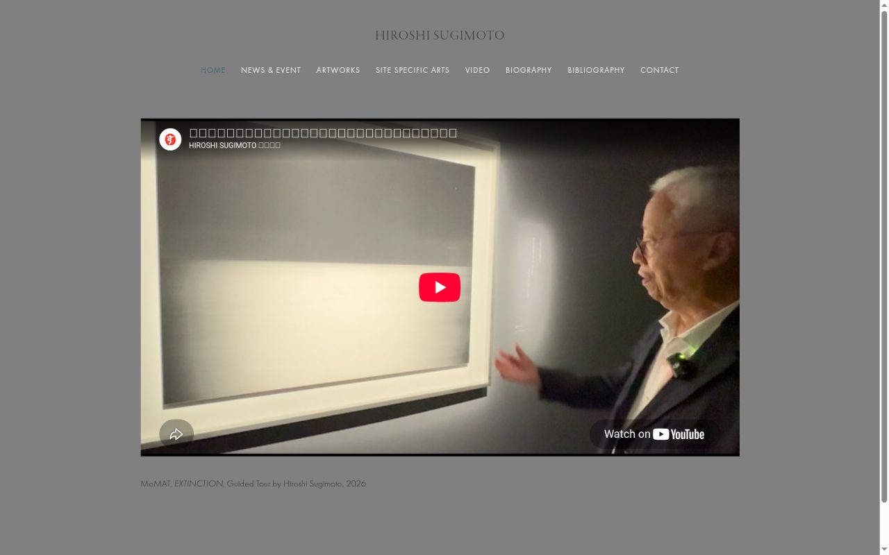 Startseite von sugimotohiroshi.com: grauer Grund, zentrierter Titel HIROSHI SUGIMOTO, horizontale Navigation, zentrierter YouTube-Player einer Ausstellungsführung.