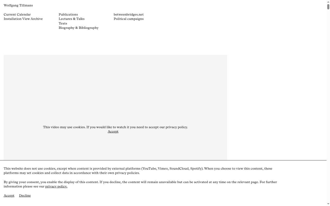 Startseite von tillmans.co.uk: Name oben links, dreispaltige Textnavigation, darunter ein Video-Bereich mit Consent-Hinweis.