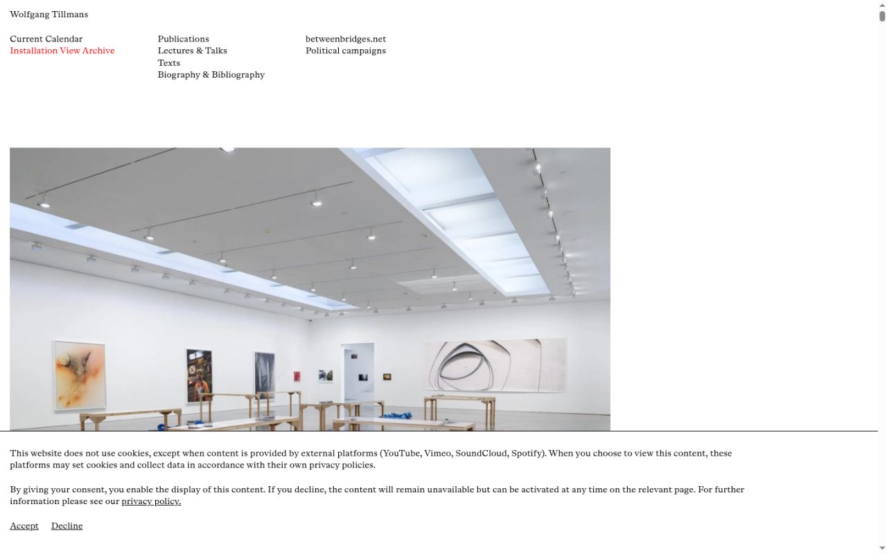 Seite Installation View Archive: Textnavigation oben, darunter ein einzelnes großes Ausstellungsfoto und ein Cookie-Hinweis.